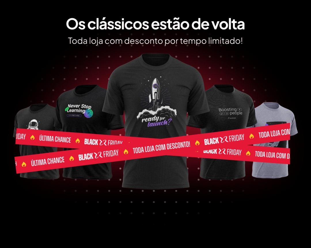 Uma mulher e um homem de óculos usando camisetas personalizadas da Rocketseat
